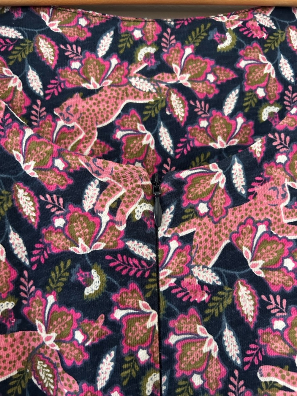 Boden- pink/navy floral and leopard print. Beautiful details scoop - Picture 6 of 6